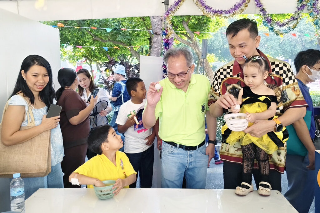 ภาพบรรยากาศในงาน ณ บูธของ สวทช. ศาสตราจารย์ ดร.ชูกิจ ลิมปิจำนงค์ ร่วมทำกิจกรรมกับเด็กและเยาวชน ที่มีผู้ปกครองพามาร่วมงาน