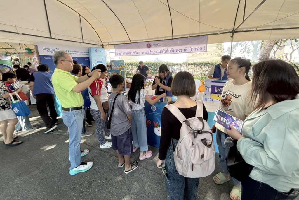 ภาพบรรยากาศในงาน เด็กและเยาวชน เข้าร่วมทำกิจกรรม ณ บูธของ สวทช. 