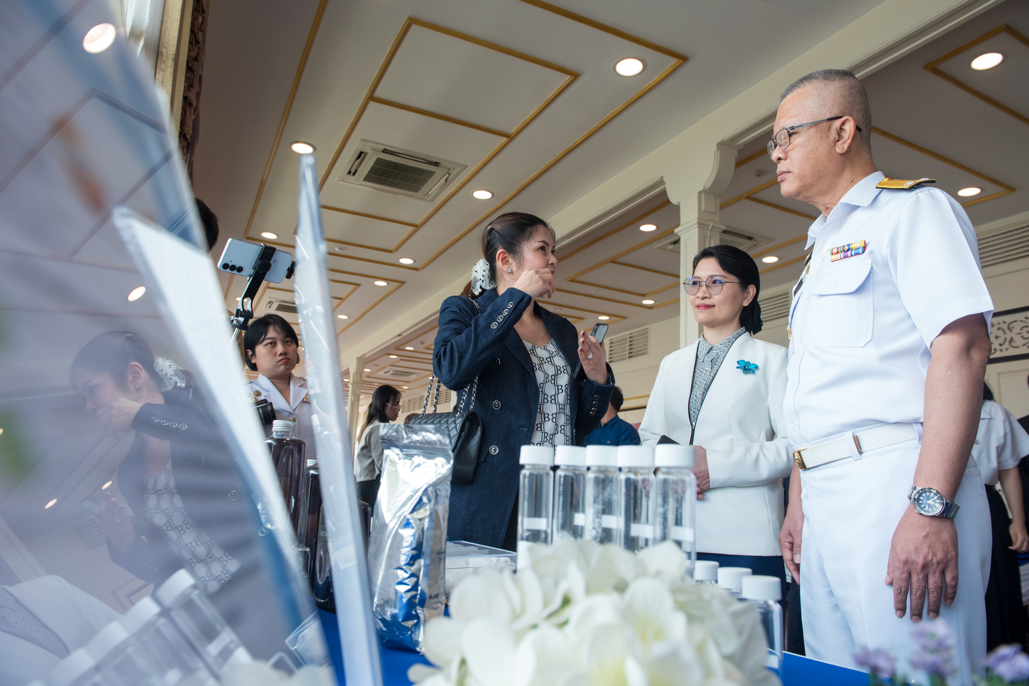 พลเรือตรี กริช ขันธอุบล เจ้ากรมวิทยาศาสตร์ทหารเรือ และผู้ช่วยศาสตราจารย์ ดร. เชาวรีย์ อรรถลังรอง ผู้อำนวยการศูนย์พันธุวิศวกรรมและเทคโนโลยีชีวภาพแห่งชาติ (ไบโอเทค) สำนักงานพัฒนาวิทยาศาสตร์และเทคโนโลยีแห่งชาติ (สวทช.)   เดินชมบูธงานวิจัย สวทช. ในงานบันทึกความร่วมมือด้านการวิจัยและพัฒนาทางวิทยาศาสตร์และเทคโนโลยี