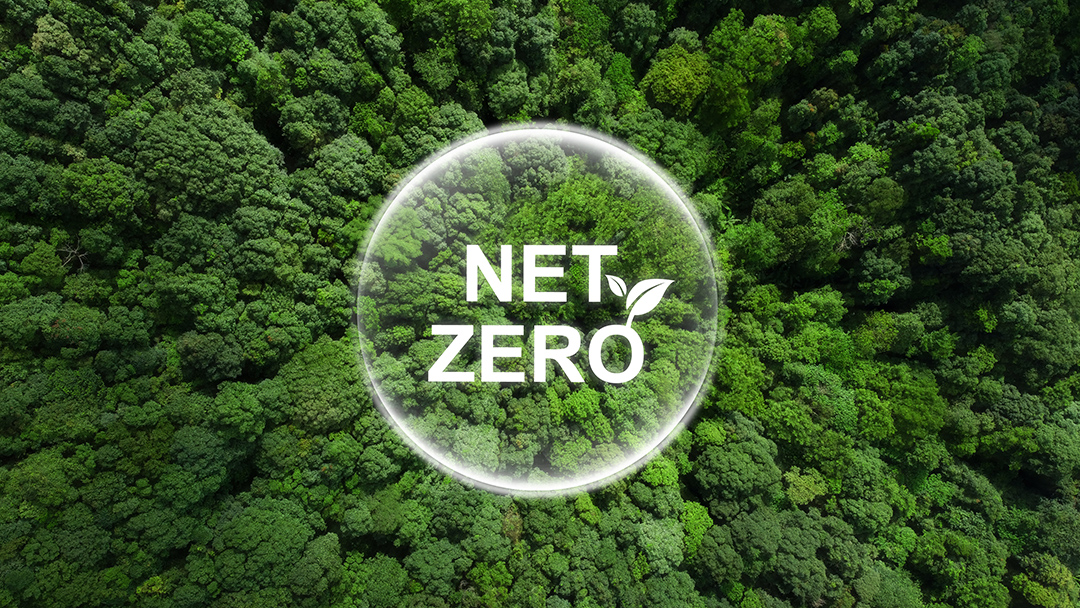 ภาพมุมสูงของป่าสีเขียวชะอุ่ม ตรงกลางภาพมีข้อความว่า Net Zero