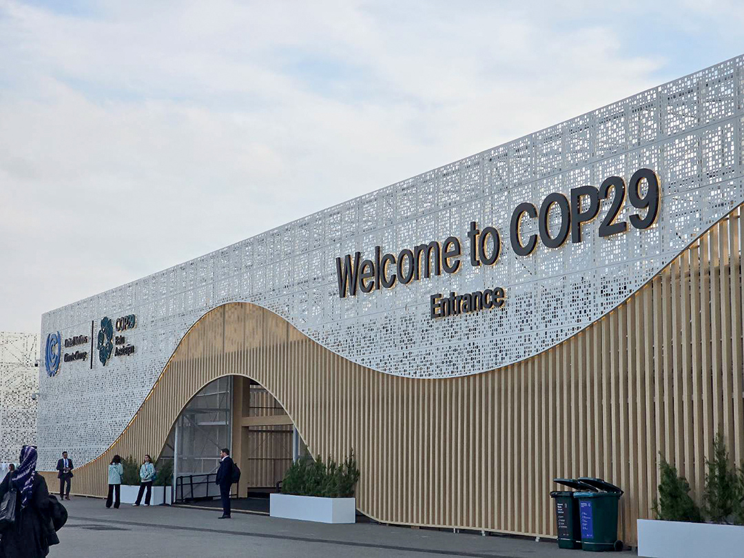 ภาพทางเข้าอาคารที่จัดงาน COP29 มีข้อความต้อนรับว่า welcome to COP29