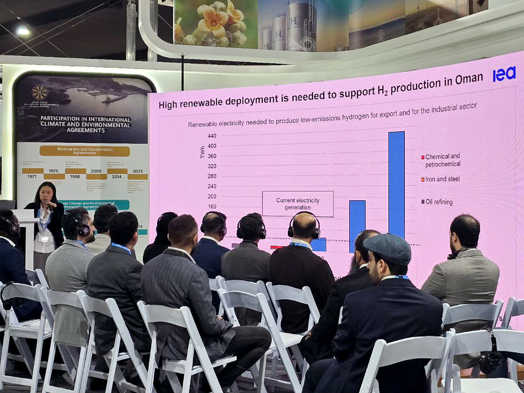 ภาพบรรยากาศการนำเสนอภายในงาน COP29 ของภาคี หัวข้อที่กำลังนำเสนอคือ high renewable deployment is needed to support hidrogen production in oman